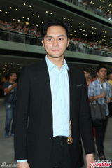 组图：郭富城爱驹初战马场夺冠 兴奋不已亲自下场