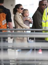 组图：波特曼抱子下飞机 小家伙害羞躲妈妈怀里