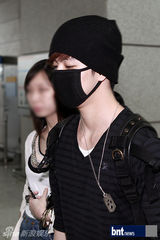 组图：韩团SISTAR与MBLAQ亮相机场赴美演出