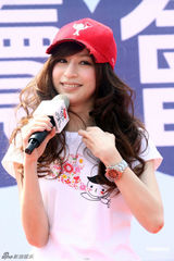 组图：王心凌撇绯闻做公益 带小朋友开心过节