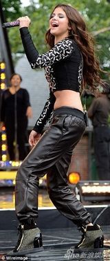 组图：赛琳娜做客《早安美国》 卖力献唱秀腹肌