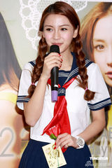 幻灯图：黄晓明绯闻女友校服装扮 清纯似张柏芝