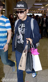 组图：SJ-M素颜现身韩国机场 口罩墨镜遮面