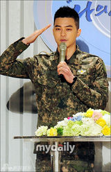 组图：Rain服军役期间奉命演出 不穿军装穿正装