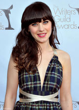 高清组图：佐伊-丹斯切尔性感格纹礼服低胸露背