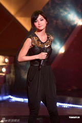 组图：《劲歌金曲》录像 阿Sa黑色皮胸衣亮相献歌