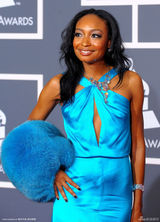 高清组图：玛琳娜-莫耶蓝色皮草手套贵气逼人