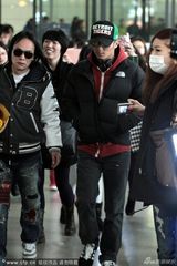 组图：谢霆锋戴绿帽低调现身 粉丝自发维护秩序