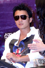 高清组图：谢霆锋宣传新剧撞旧爱王菲 同穿人字拖鞋