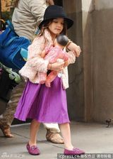 组图：苏瑞戴小礼帽亮相 紫色连衣裙搭同色皮鞋