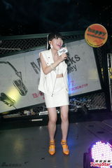 组图：吴莫愁亮相音乐派对 色调亮眼纹身抢镜