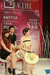 组图：施诗录制《时尚V生活》演绎浪漫碎花风情