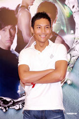 幻灯图：候选港男首度亮相 素质平平表现生硬