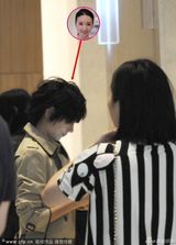 组图：董洁穿风衣现身酒店 知狗仔偷拍玩快闪