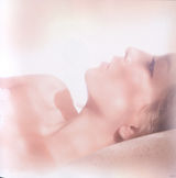 组图：滨崎步白纱唯美写真 衣带渐宽性感露香肩