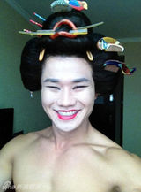 组图：小兵张嘎扮妖艳艺妓照被翻出 网友称亮瞎