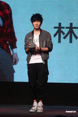 组图：林俊杰获票选人气男艺人 谢谢周杰伦相挺