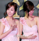 组图：金明敏《名侦探》试映 韩智敏粉裙低胸抢镜