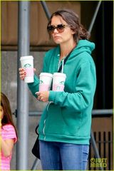 组图：凯蒂苏瑞母女怀抱咖啡清晨现身