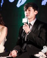 高清组图：朴海日宣传新片《弓》 文彩苑甜美亮相