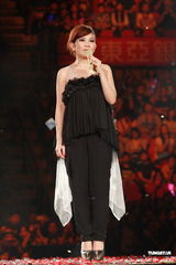 组图：梁静茹银白短裙开唱 送亲笔签名纸飞机