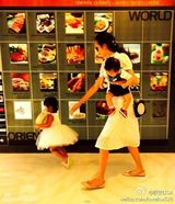 组图：陈浩民妻子晒儿女照 姐弟情深呆萌可爱