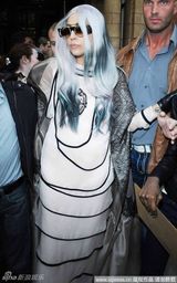 组图：Lady Gaga银色长发波浪长袍造型依旧犀利