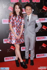 组图：王祖蓝携女友出席首映礼 美人环绕笑开颜