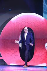 组图：《天才眼镜狗》首映 黄渤穿梭时空卖丝袜