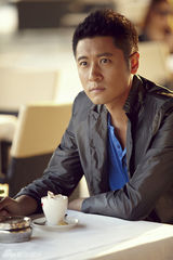 组图：任重全新时尚大片出炉 享受午后休闲时光