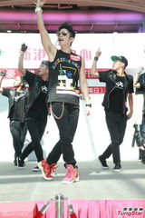 组图：吴建豪盼红馆开唱 签唱与粉丝亲密互动