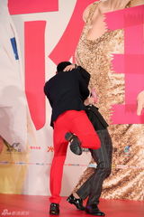 组图：《前任攻略》发布会 韩庚遭强吻公主抱