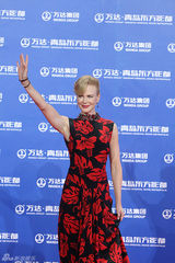 组图：万达百米红毯第二秀 梁朝伟赵薇众星百态