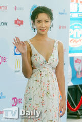 组图：神话李孝利等亮相20代选择颁奖礼蓝地毯