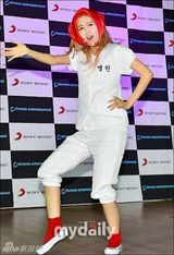 组图：韩蜡笔团发新曲 红袜子红头巾造型奇特