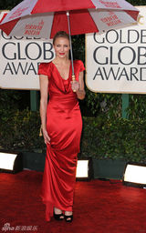 高清图：卡梅隆-迪亚兹雨中现身 身姿窈窕红裙美艳