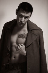 组图：《英雄之战》陆毅秀身材 半裸上阵露纹身