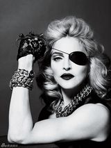 幻灯图：51岁麦当娜戴眼罩持十字架再现哥特式性感