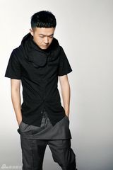 组图：包贝尔黑衣出镜彰显多面个性