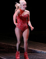 组图：Lady Gaga舞台上吸食大麻 露肥臀不顾形象