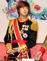 幻灯图：音乐剧《宫》发布会 郑允浩出席帅气亮相