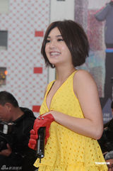 组图：杨丞琳办签唱秀酥胸 自称是罗志祥“男友” 