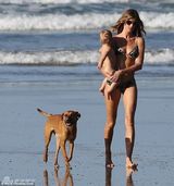 组图：邦辰抱小奶娃单手开车 未戴头盔不顾安全