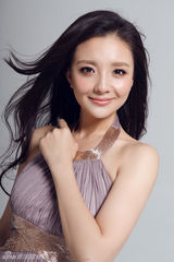 组图：孙茜妩媚大片 冰雪美肤明艳动人