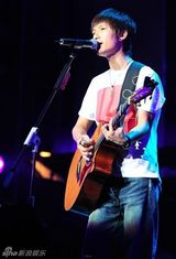 高清图：陈楚生演唱会深圳开锣 与李宗盛隔空对唱