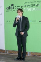 独家组图：李秉宪出席活动 婚后更显稳重绅士