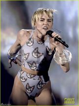 组图：麦莉紧身三角裤献唱 奋力嘶吼表情狰狞