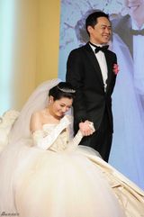 组图：Selina与阿中完婚紧握双手 幸福溢于言表