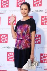 组图：朴宰范亮相时尚活动晒纹身 李相烨帅气