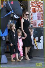 组图：安吉丽娜朱莉墨镜黑裙带孩子们购物
